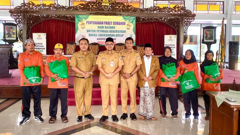 Baznas Batang Serahkan Sembako kepada 255 Petugas Kebersihan DLH