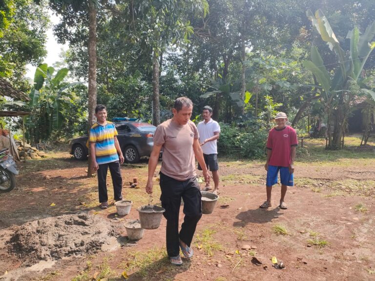 Polres Batang Bedah Rumah Lansia Sebatang Kara!