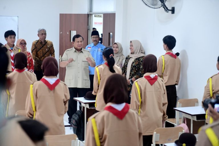 Kunjungi Sekolah Rakyat, Presiden Prabowo Semangati Siswa