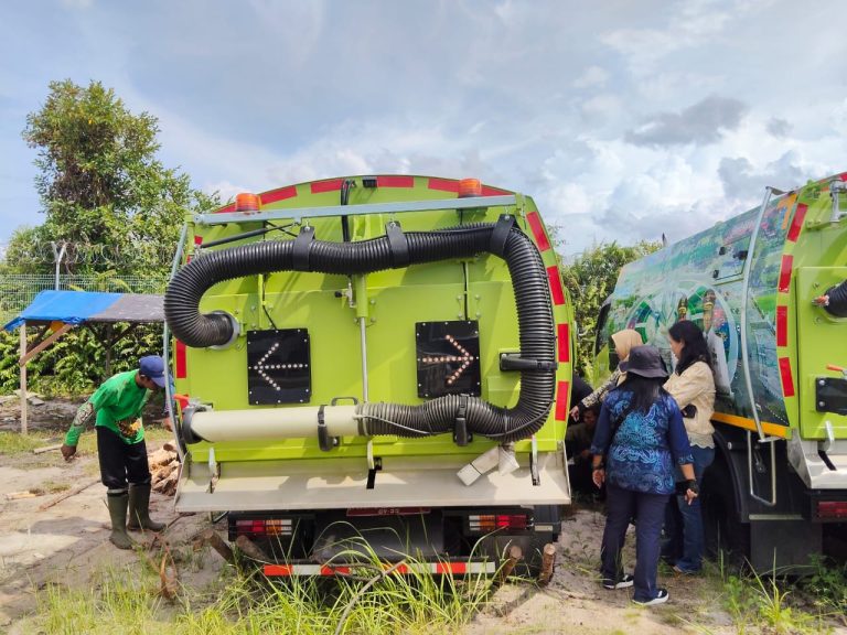 DLH Kalteng Serahkan 11 Unit Sarpras Kebersihan untuk Dukung Pengelolaan Sampah Palangka Raya
