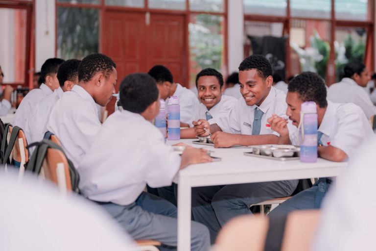 Kisah Penjual Pinang di Jayapura Memanjat Harapan Lewat Sekolah Rakyat